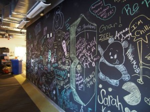Zappos（ザッポス）のオフィスの壁