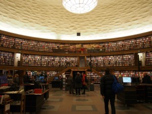 ストックホルム市立図書館の360°本の大パノラマ