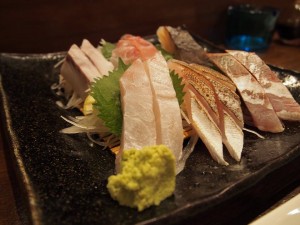 お客さんのほとんどが移住者や本州から来た人という、知る人ぞ知るお店です。 写真は、刺身の３点盛合わせ。 刺身の魚は、ガーナー、カマサー、トゥカジャー、チヌマン、ガーラ、クルシチューです。どれもおいしいです！ 僕のおすすめは、これらの地魚のたたきの味噌和えです！マニアックな泡盛も豊富です！