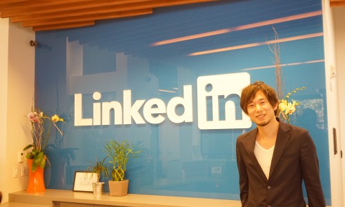 LinkedIn(リンクトイン)ロゴの前で