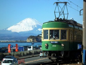 鎌倉江ノ電の富士山と一緒の写真