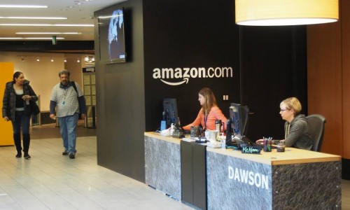 Amazon（アマゾン）の受付のエントランスの女性たち