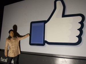 Facebook(フェイスブック)本社のいいね！看板の前で