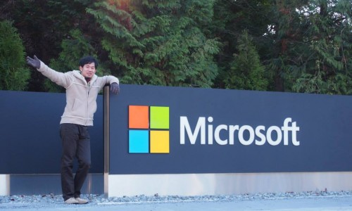 Microsoft(マイクロソフト)のロゴの前で記念撮影