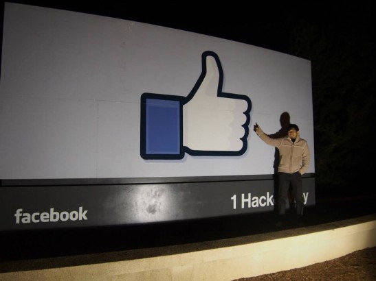 Facebook(フェイスブック)本社のいいね！看板の前で
