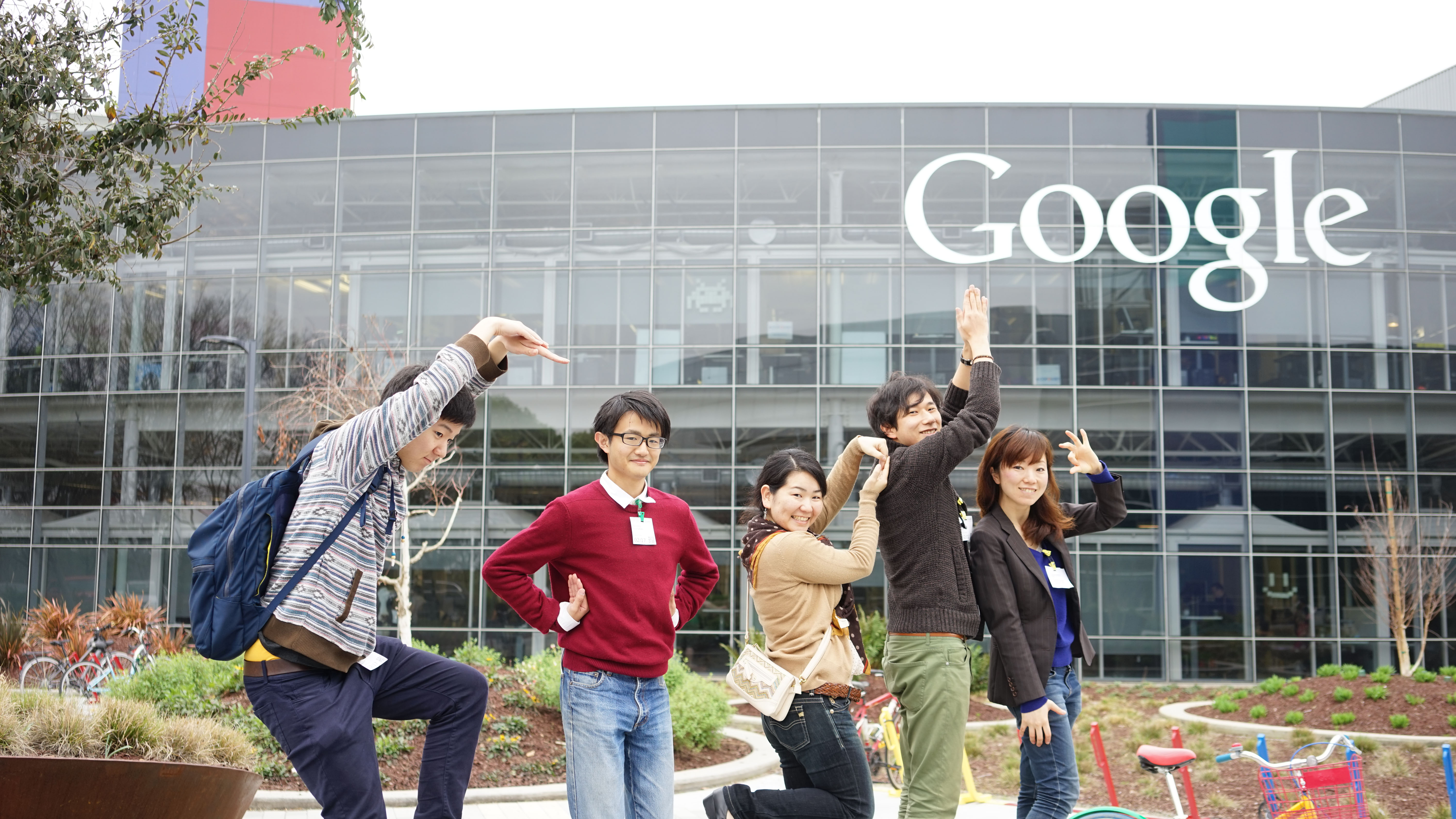 Google(グーグル)ロゴの前で記念撮影