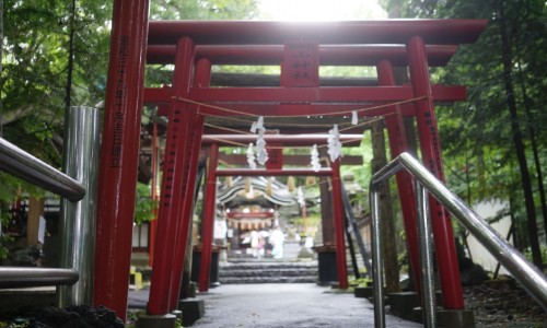 新屋山神社が見えてきた