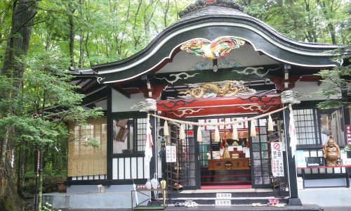 「新屋山神社」本宮の外観