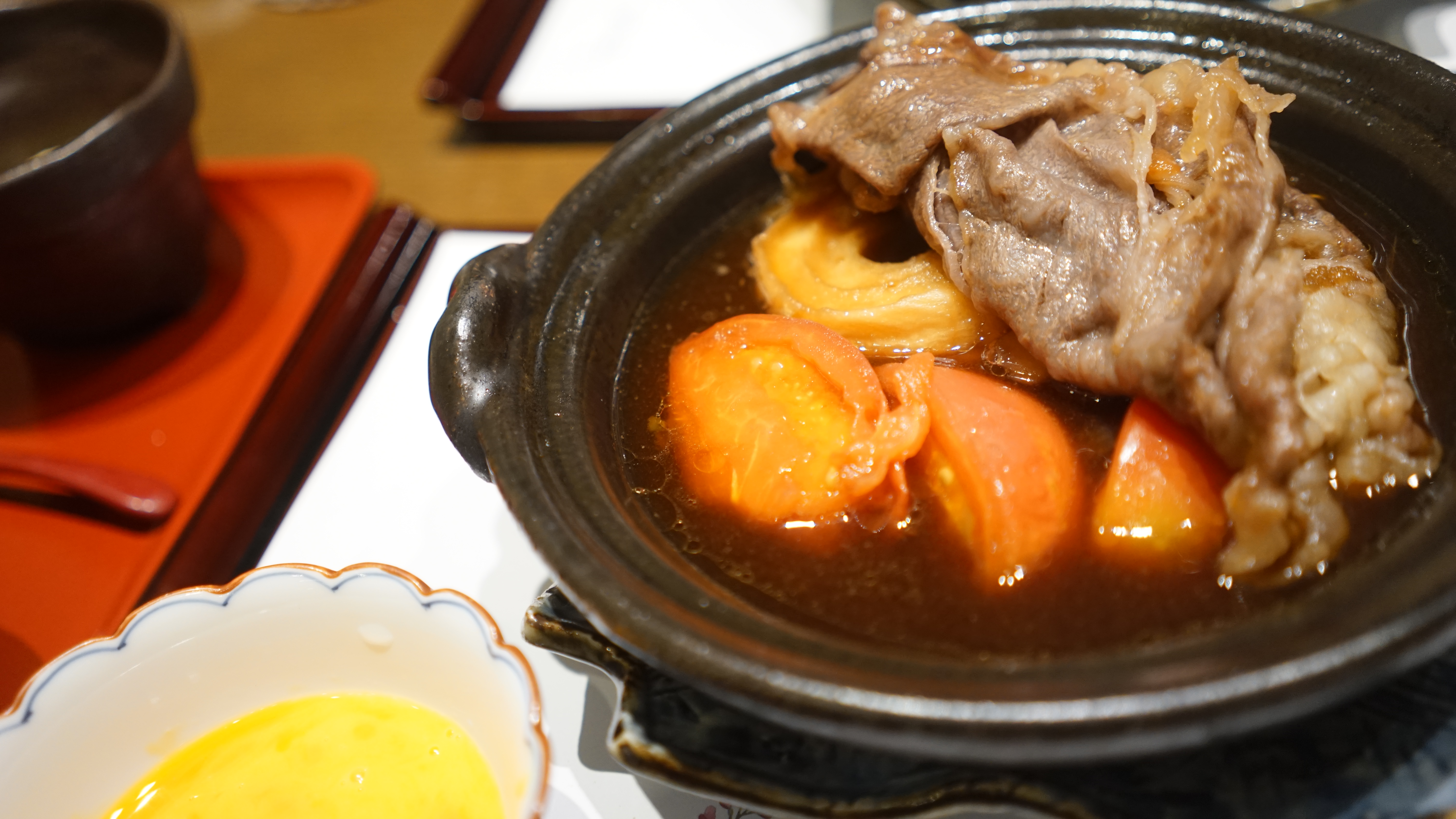 お肉をめくるとすき焼きが