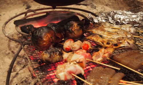 囲炉裏を囲んで串焼き