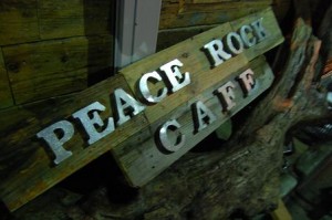 ピースロックカフェの看板