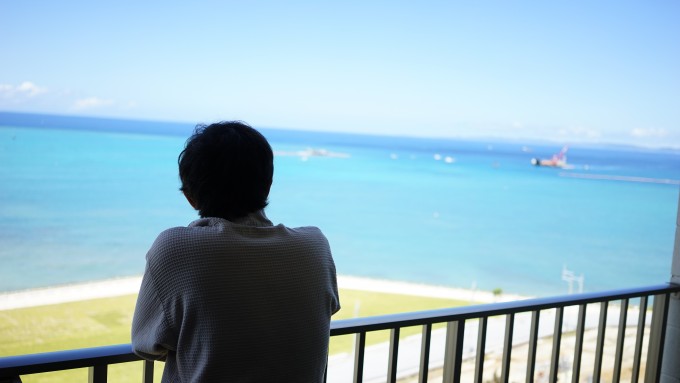 ベランダでゆったりと外を眺める