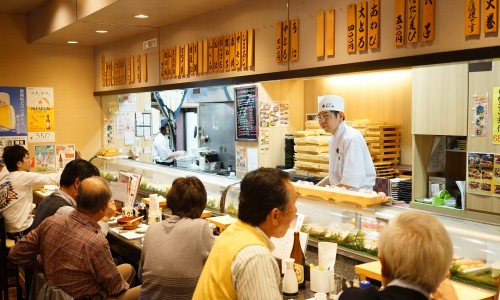 沼津 魚がし鮨 港店のカウンター