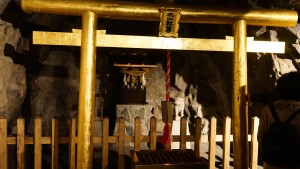 土肥金山坑道内の神社