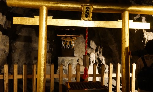 土肥金山坑道内の神社