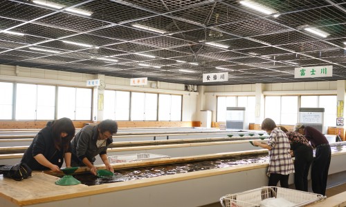 土肥金山の砂金館