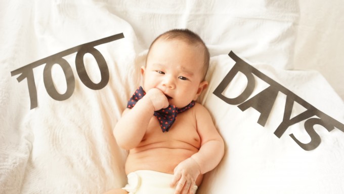 手作りグッズで赤ちゃん100日記念写真