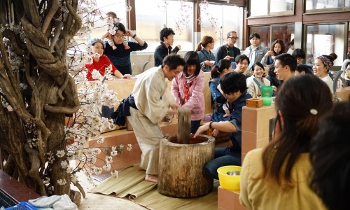 銭湯で餅つき、花見