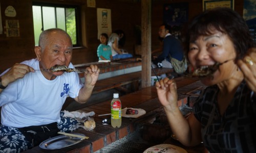 人間牧場で家族でイワナを食べる