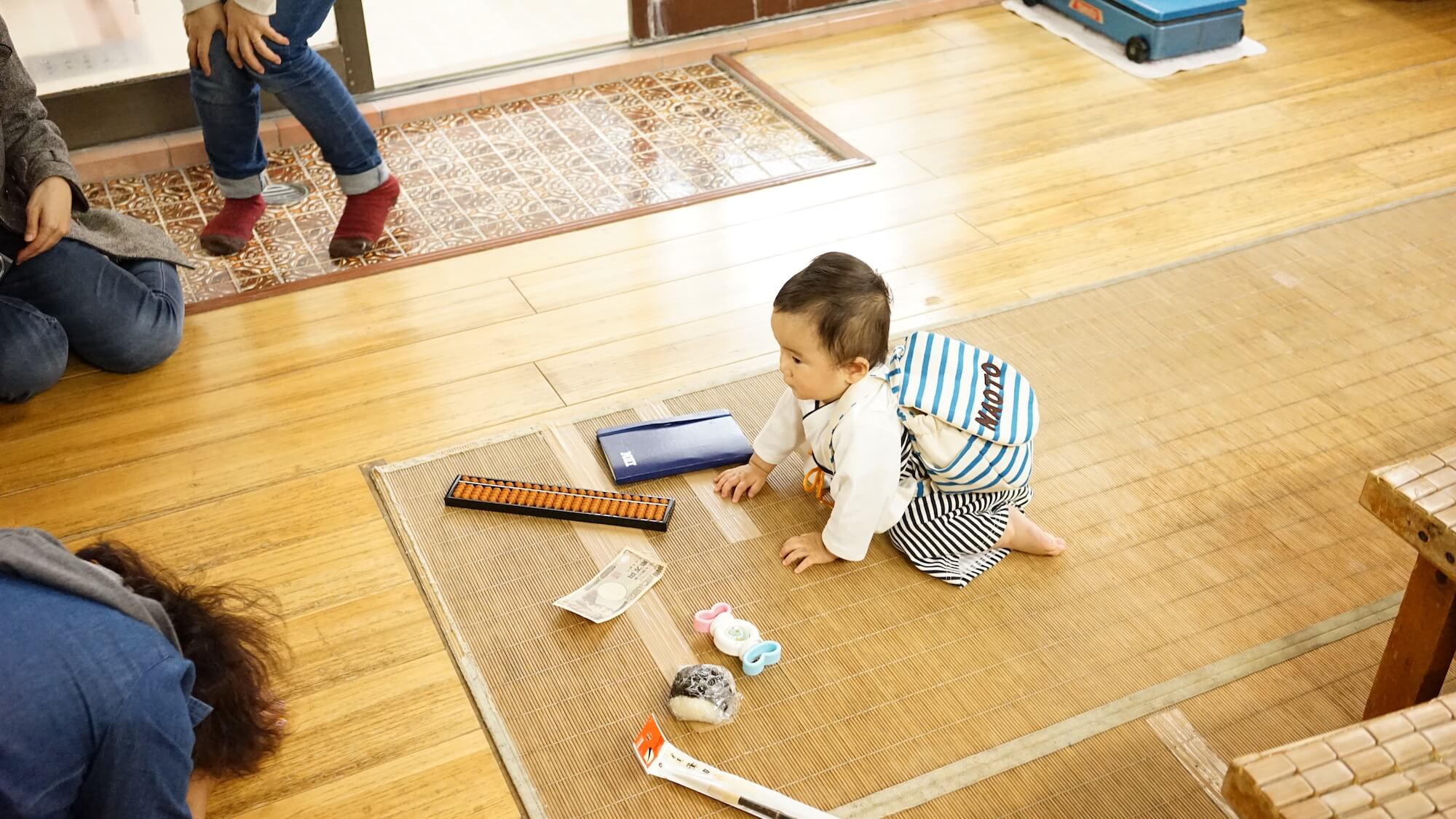 子どもの１歳の誕生日 餅踏み 背負い餅とタンカユーエー 選び取り の儀式を行った