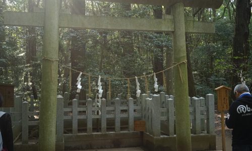 要石が祀られている鳥居