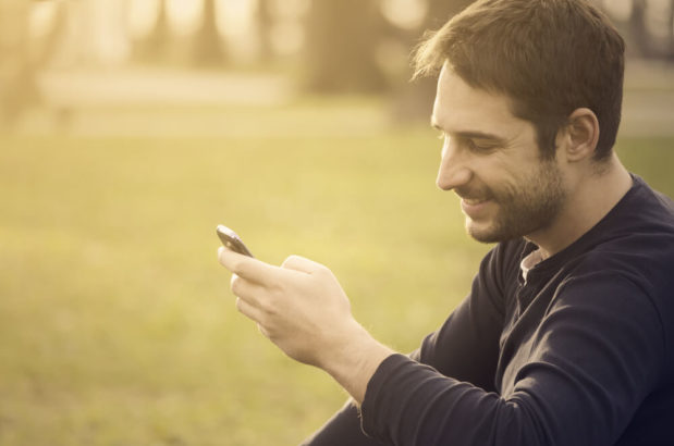 男性にとってLINEの「既読スルー」は、脈アリの女性にも行う。つまり愛情とは関係ことがほとんど。