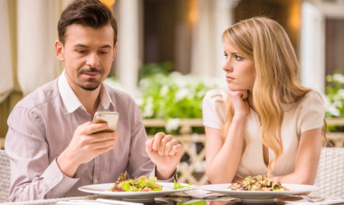 年収1500万円以上の旦那と離婚したい妻は40％以上！？パートナーシップの幸せは、「お金」と「時間」のバランスで決まる。