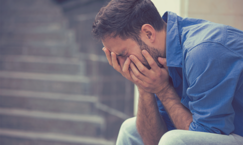 三浦春馬　悩む男性