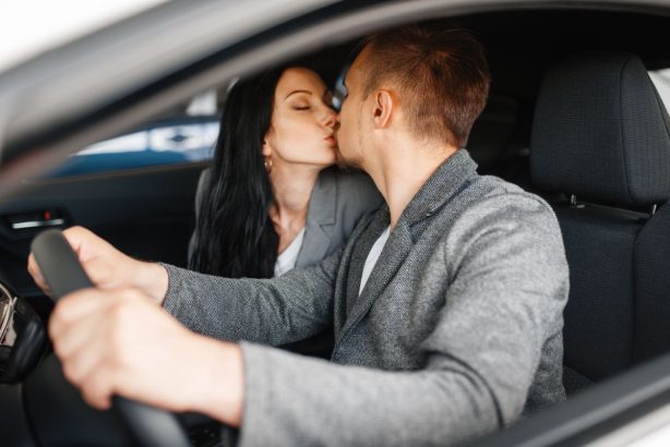 車の中でのキス、別れ際や信号待ち、タクシーの中というのがほとんど。