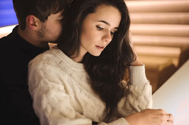 男性から突然のハグ！どんな反応が正解なの？