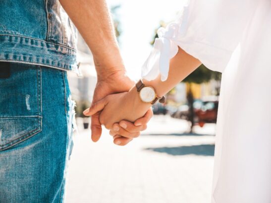 付き合っているカップル、ずっと手を繋ぐ男性心理は？