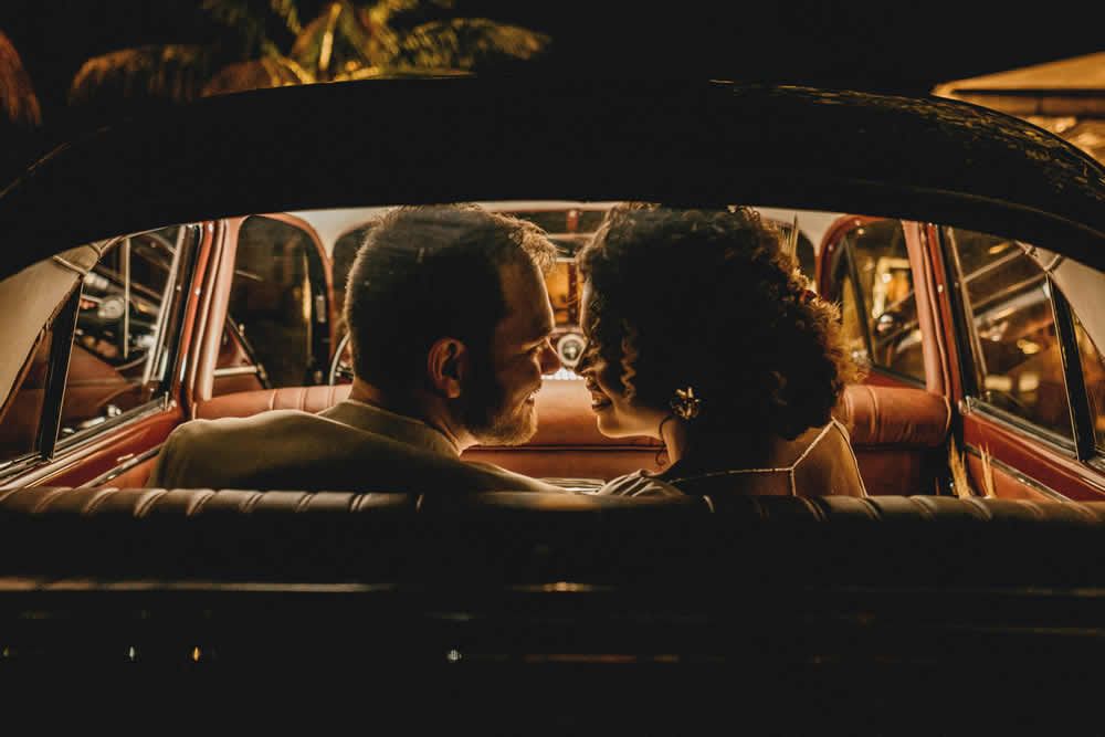 車の中でキスをする男性心理9選。別れ際、タクシーの中、信号待ちなのはなぜ？