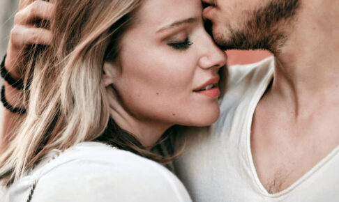 キスをしてきた男性の遊びか本気かを見極める方法