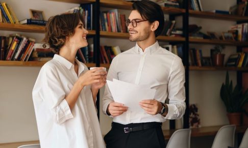 職場だと気まずい…胸に目がいってしまったときの対処法