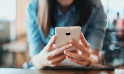 仕事を頑張っている彼にNGなLINEは？