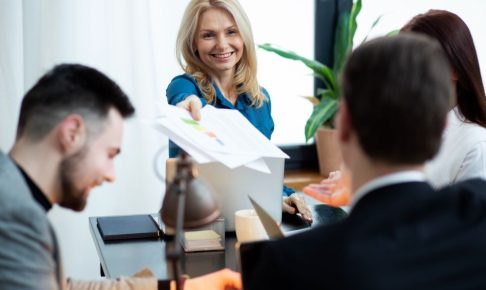 職場で好きな人に会えない時の男性心理7選！脈あり行動や本命になる為の方法を伝授