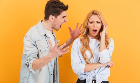 否定ばかりする男性心理。否定から入る人の7つの特徴。お互いの自己肯定感の低さが影響？