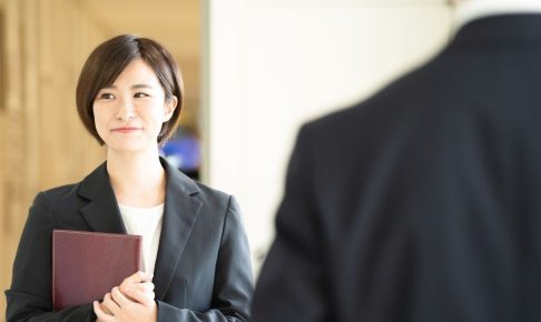 通りすがりに見てくる男性心理10選！好意がある場合・ない場合の対処法を徹底解説