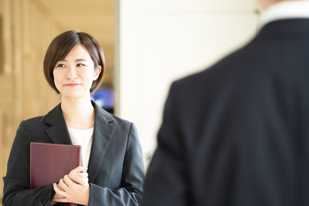 通りすがりに見てくる男性心理10選！好意がある場合・ない場合の対処法を徹底解説