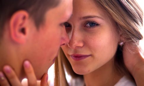 忙しい彼が疲れたときに癒されるエネルギーをもらえる女性とは