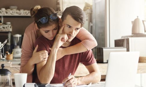 仕事が忙しく頑張っている彼氏にかける言葉12選。仕事頑張ってLINEはうざい？地雷を踏まない方法とは