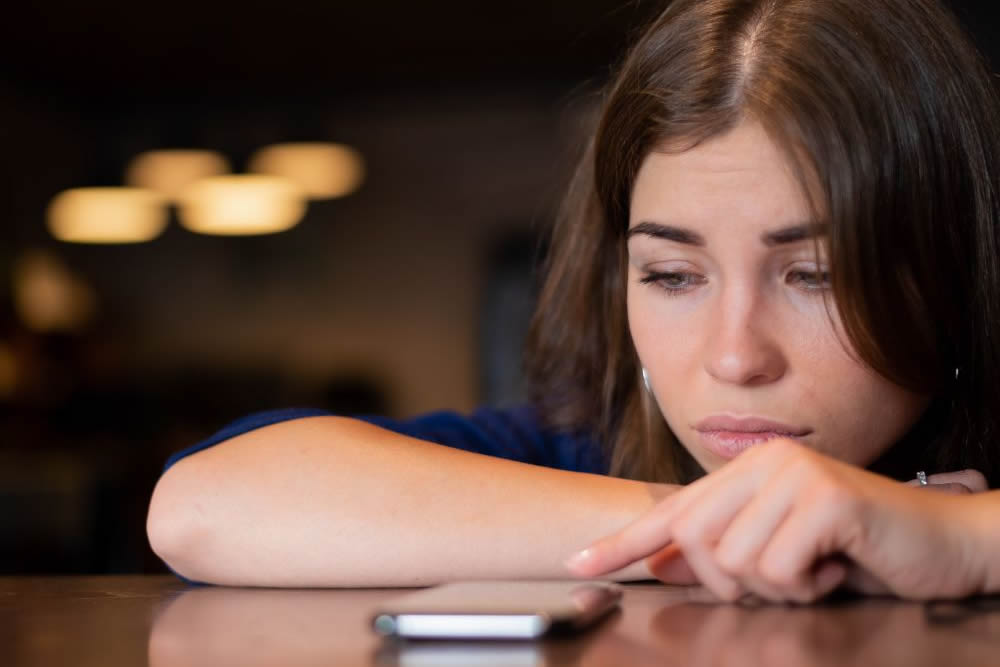 仕事が忙しい彼氏が未読無視する理由９選。仕事が落ち着くまで待ってほしいという男性の対処法