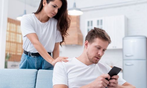 彼氏が浮気してるかもという勘は当たる?浮気を疑う瞬間や対処法を解説