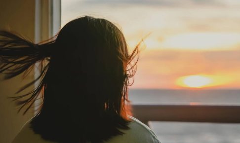 【男性心理】「いつも疑われているようで辛い」と言われて別れた。恋愛や結婚がうまくいく秘訣は「深読み」や「脳内会議」をしないこと