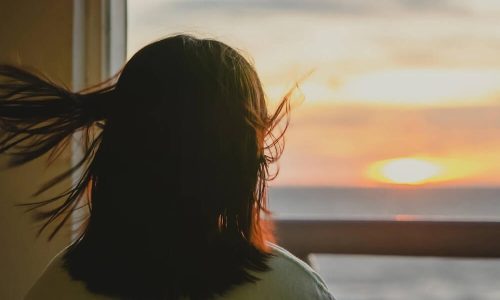 【男性心理】「いつも疑われているようで辛い」と言われて別れた。恋愛や結婚がうまくいく秘訣は「深読み」や「脳内会議」をしないこと
