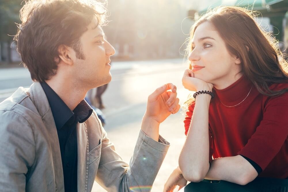 【男性心理】男性が本音を話したくなる女性と、黙ってしまう女性の違い